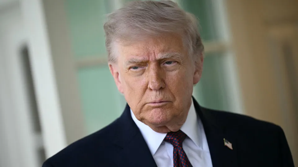 Trump afirma que aplicará tarifa de 25% sobre automóveis da União Europeia