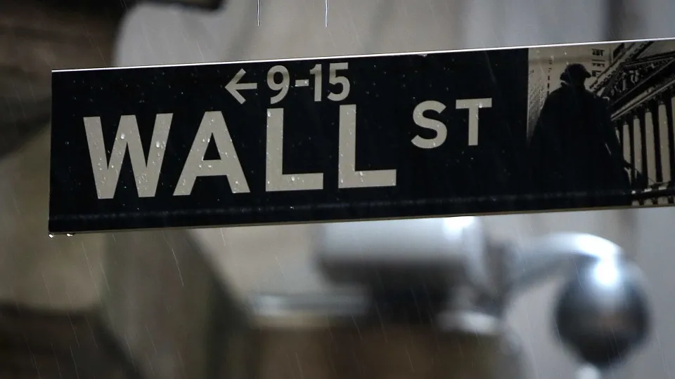 Apple e queda do petróleo levam Wall Street a novos máximos históricos
