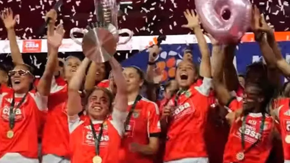 Pauleta e companhia levantam o troféu do hexacampeonato do Benfica