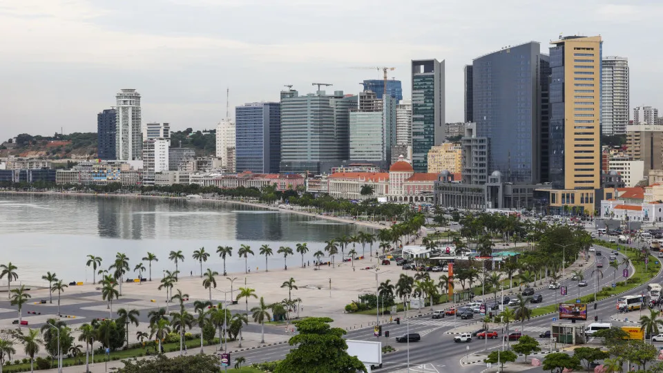 FMI prevê crescimento de 2,3% em Angola devido à queda das receitas petrolíferas