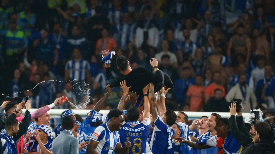 Cerca de 300 pessoas festejam em Viseu "vitória épica" do FC Porto