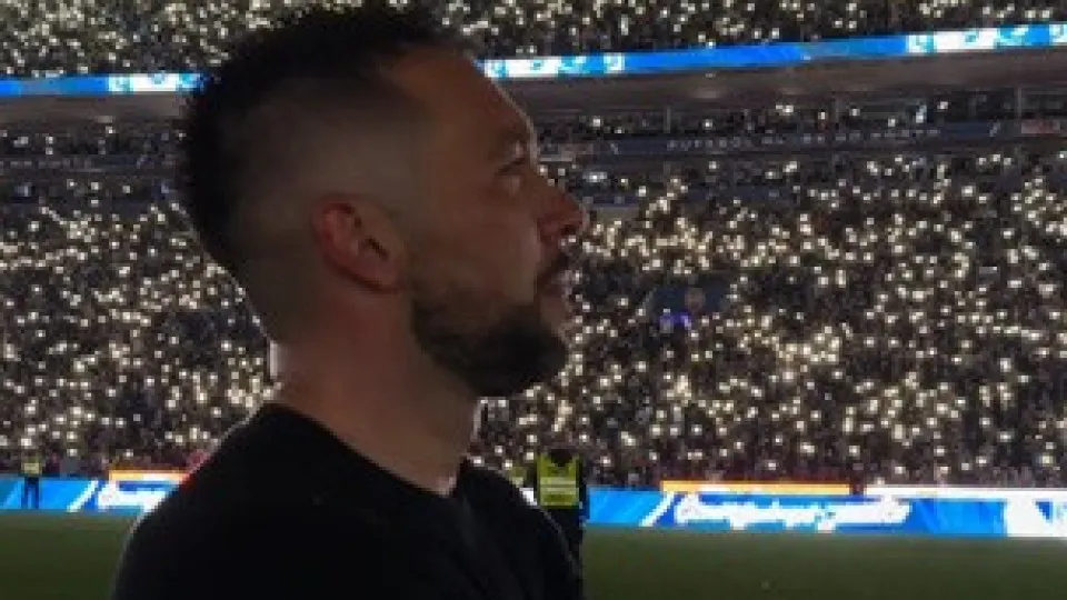 Farioli quase em lágrimas durante a homenagem a Jorge Costa no Dragão