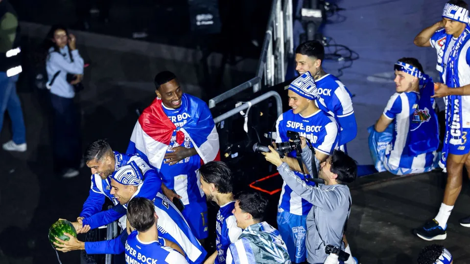 Uma provocação... e uma melancia. Os festejos do FC Porto junto do Dragão
