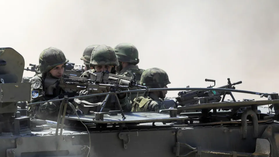 PSD e CDS propõem voluntariado "cívico-militar" com pagamento de 439€