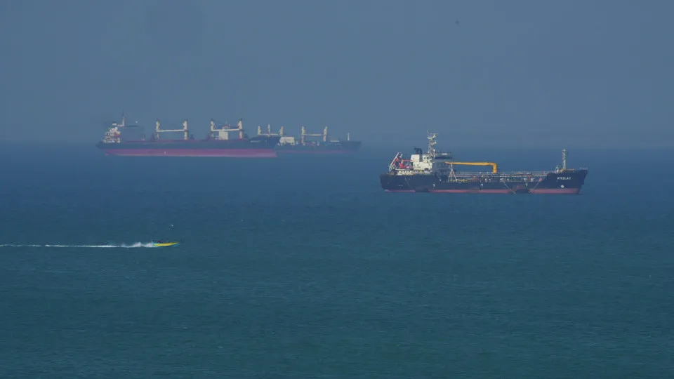 Teerão garante que portos podem auxiliar navios no estreito de Ormuz