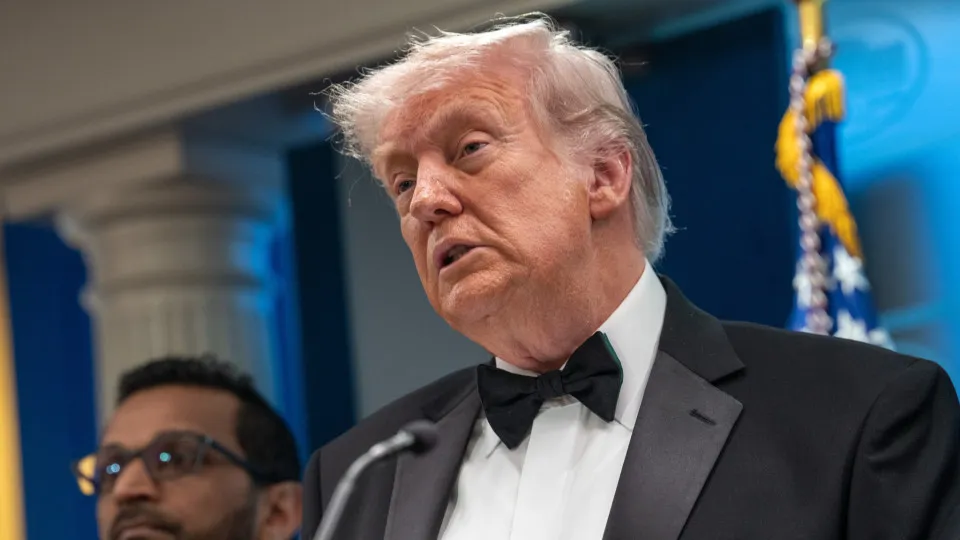 Trump insiste que "quer Papa goste ou não" Irão não pode ter arma nuclear