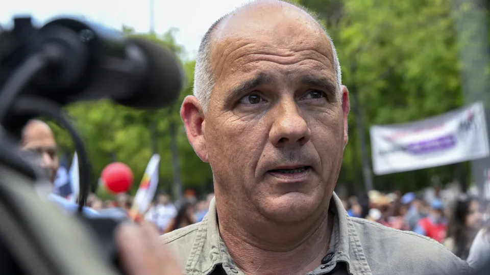 Governo deve "retirar o pacote laboral" e poupar país a greve geral
