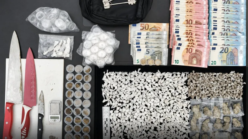 PSP detém 3 suspeitos e apreende quase 1.500 doses de droga em Lisboa