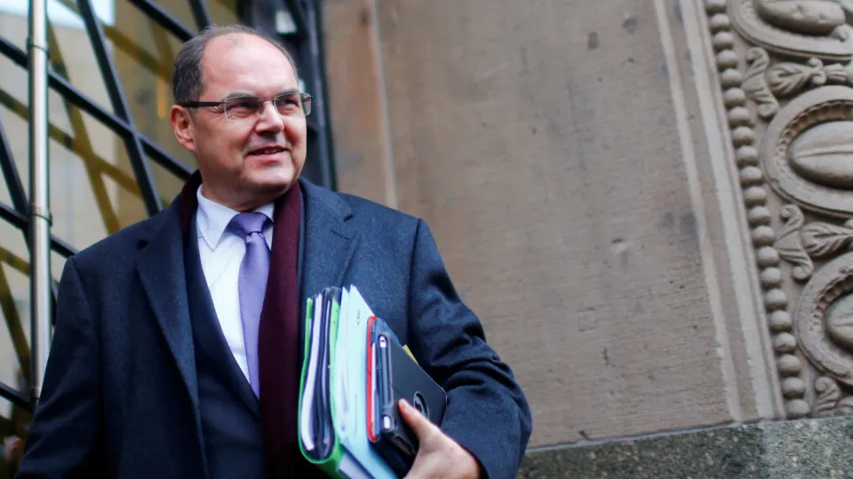 Alto representante internacional do acordo de paz na Bósnia vai demitir-se