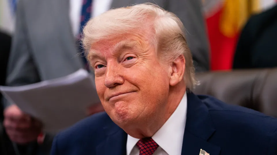Diretor da Agência do Medicamento renuncia após semanas de pressão de Trump