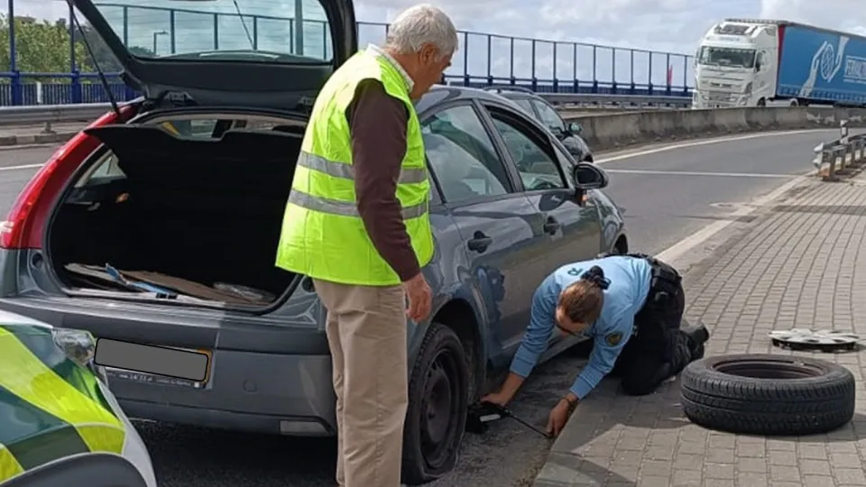 "Gestos que fazem a diferença". GNR ajuda condutor a trocar pneu furado
