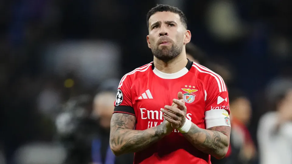 Otamendi já terá comunicado decisão sobre futuro no Benfica a Rui Costa