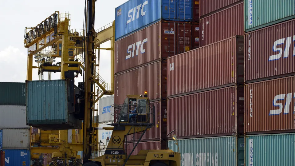 Excedente da balança comercial externa da zona euro recua em março