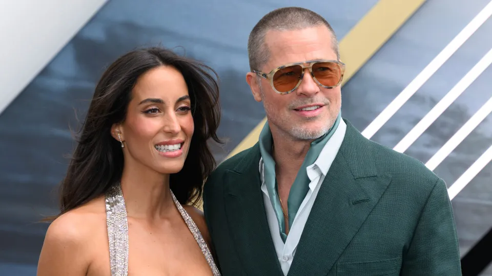 Brad Pitt e Ines de Ramon cúmplices em evento em Los Angeles