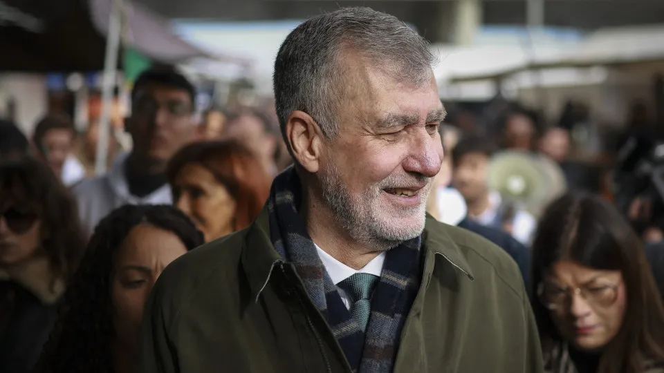 Lajes? "Parece que os políticos ou são ingénuos ou fazem-se de ingénuos"