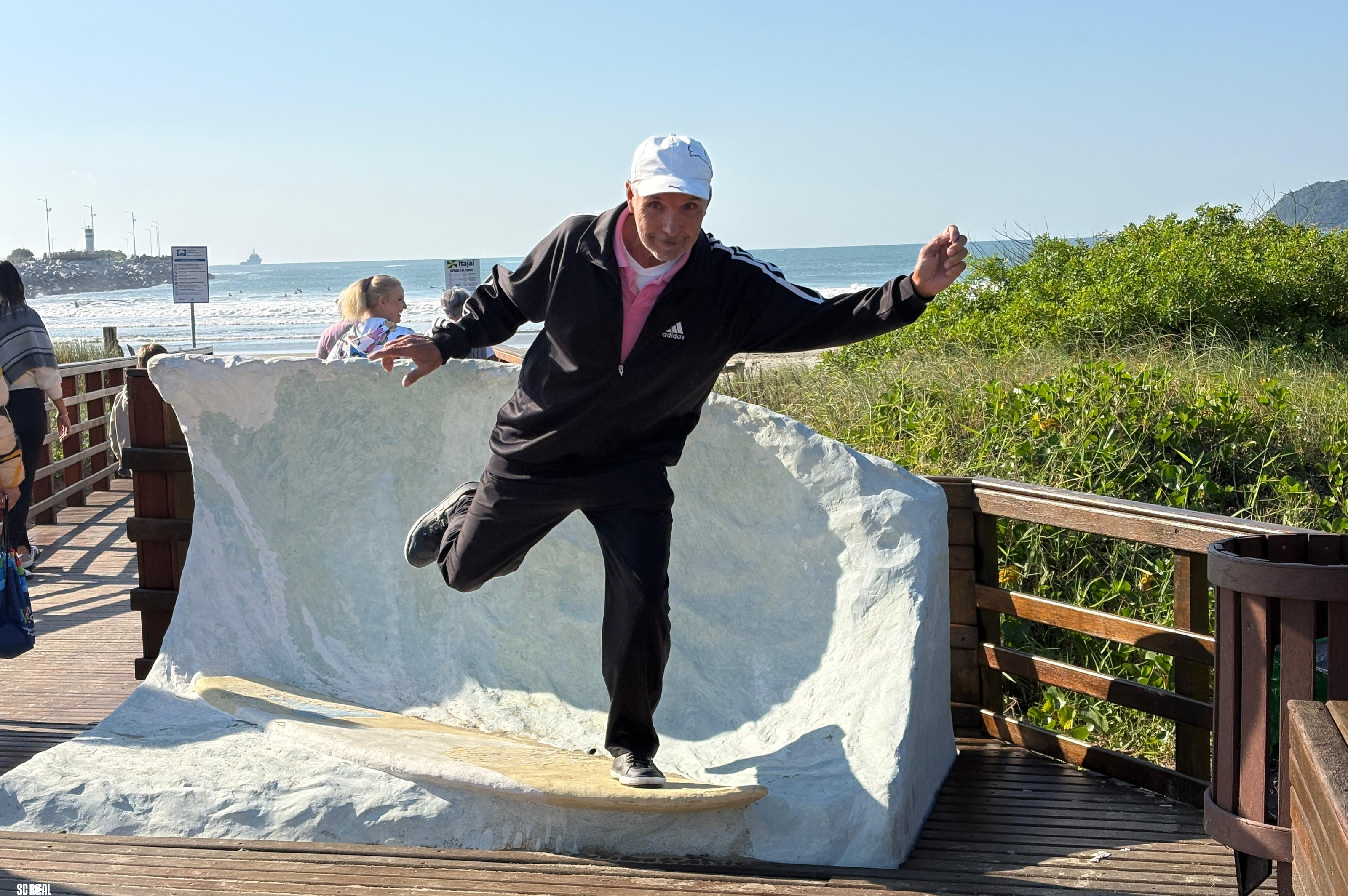 Projeto Ondas da Maturidade, de Itajaí, leva idosos para primeiras aulas de surf na Praia do Molhe 