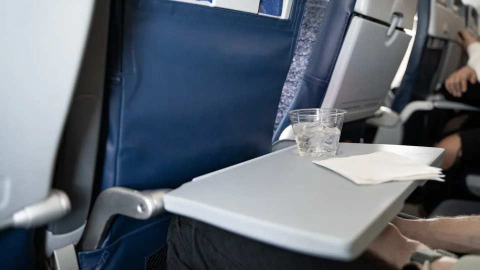 Comissária de bordo deixa aviso sério a quem usa as mesas do avião