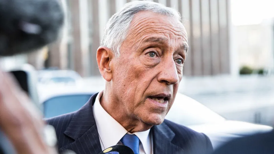 Marcelo Rebelo de Sousa dá aula e experimenta menu africano em Seia