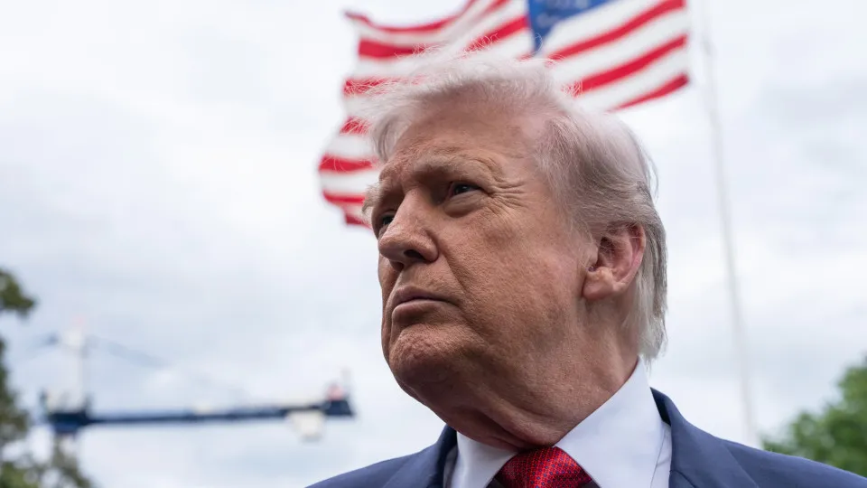 Trump diz que que manterá bloqueio em Hormuz e pede que negociadores de acordo não se precipitem