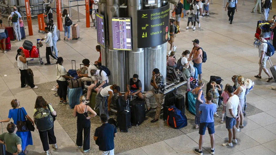 Filas nos aeroportos? Sem medidas, "é provável que piore durante o verão"