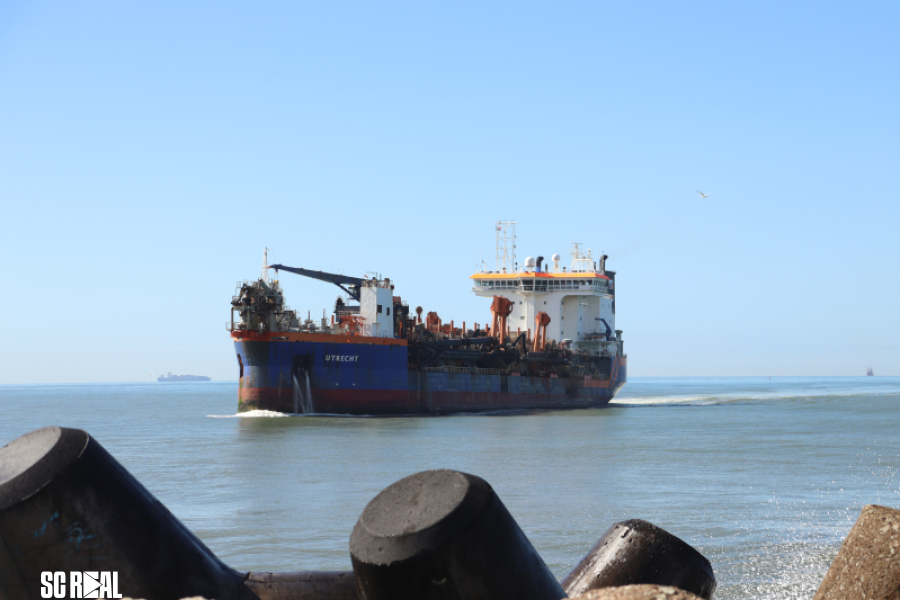 Porto de Itajaí recebeu draga Utrecht para reforçar a manutenção das profundidades do canal de acesso 