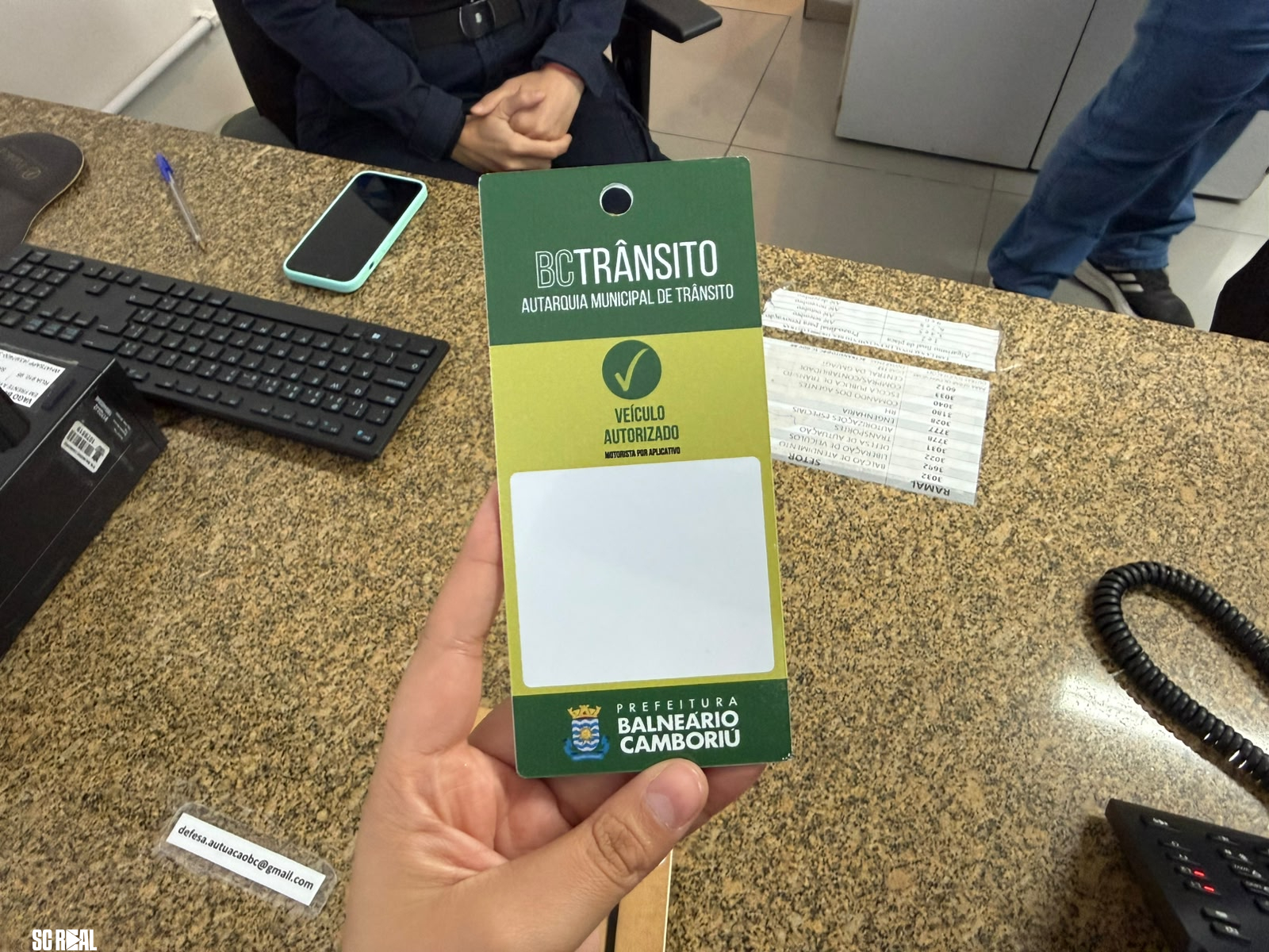 Motoristas de aplicativo devem retirar credencial na BC Trânsito