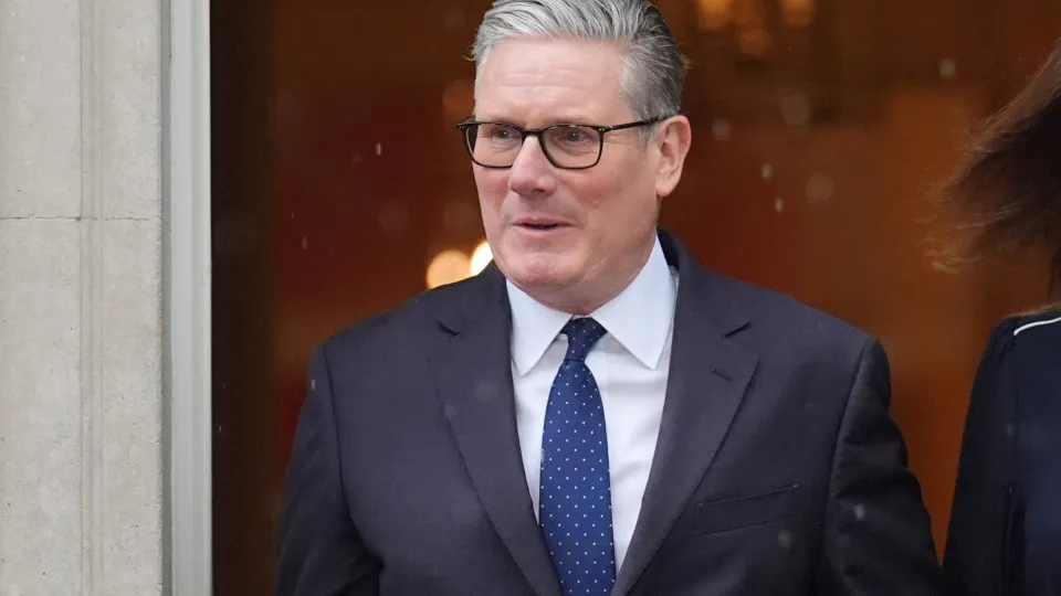 Starmer acusa Musk de "semear a discórdia" após morte de jovem britânico