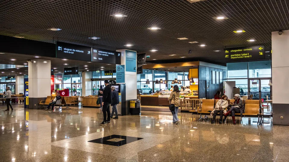 Qual é o aeroporto português com melhor desempenho? E com o pior?