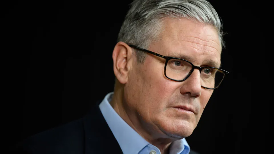 Starmer considera inaceitável violência contra imigrantes na Irlanda do Norte 