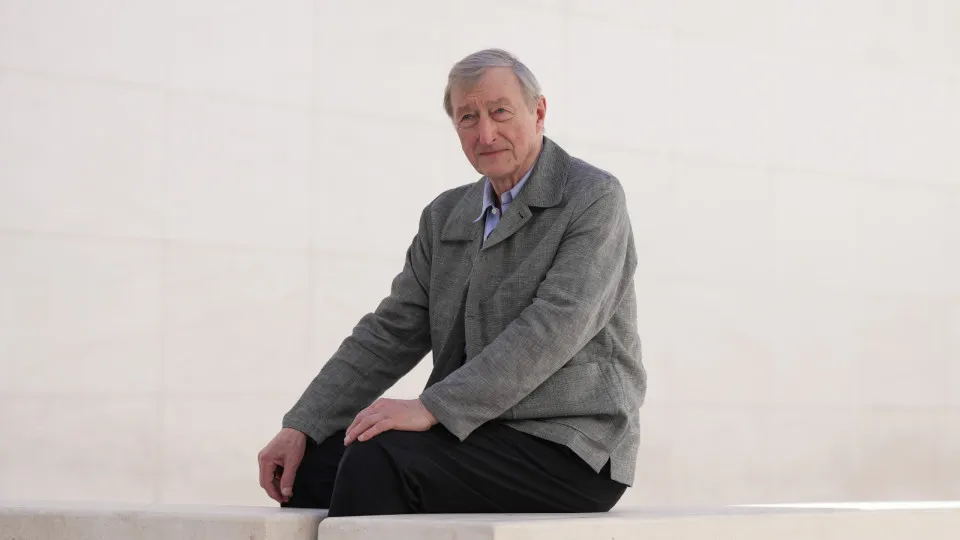 Escritor Julian Barnes vence Prémio Princesa das Astúrias das Letras 2026