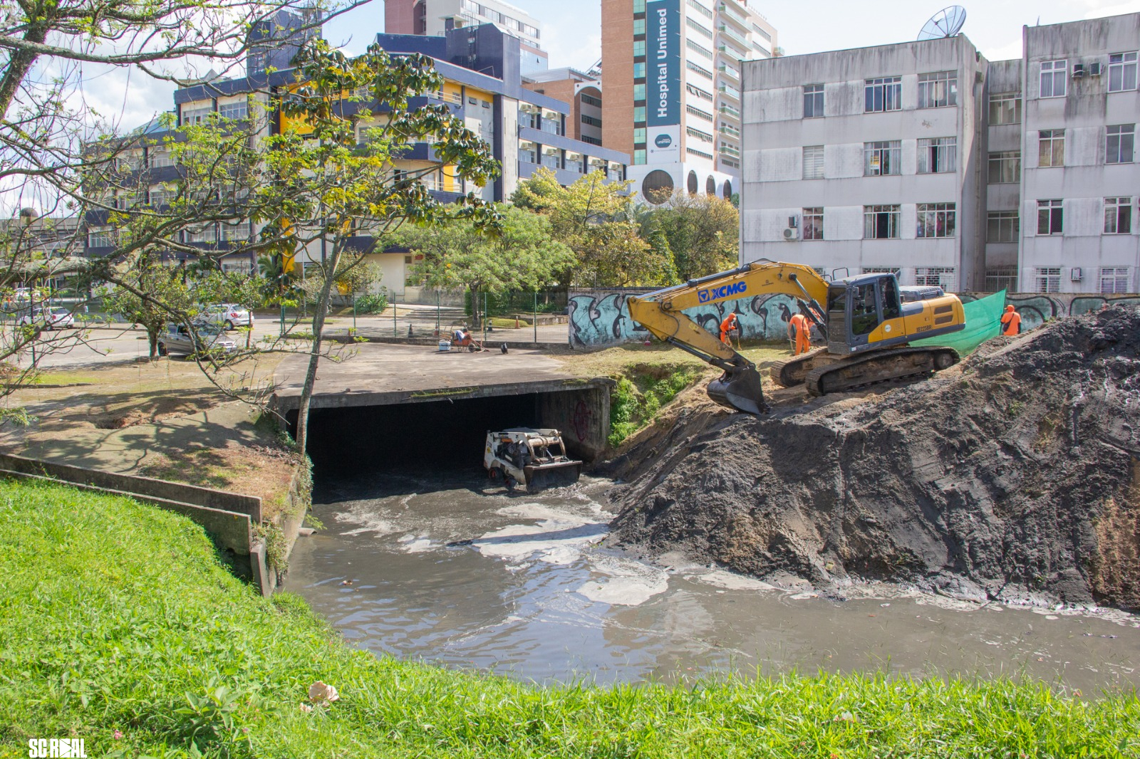 Prefeitura de São José prossegue com programa permanente de desassoreamento na região de Barreiros e Campinas