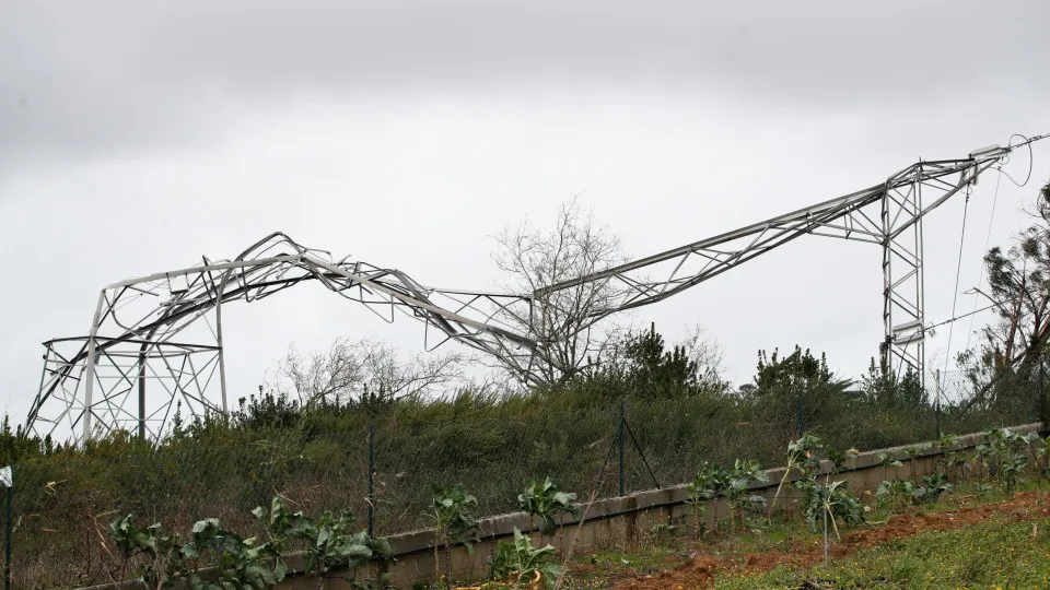Ainda há cerca de 408 mil clientes da E-Redes sem energia