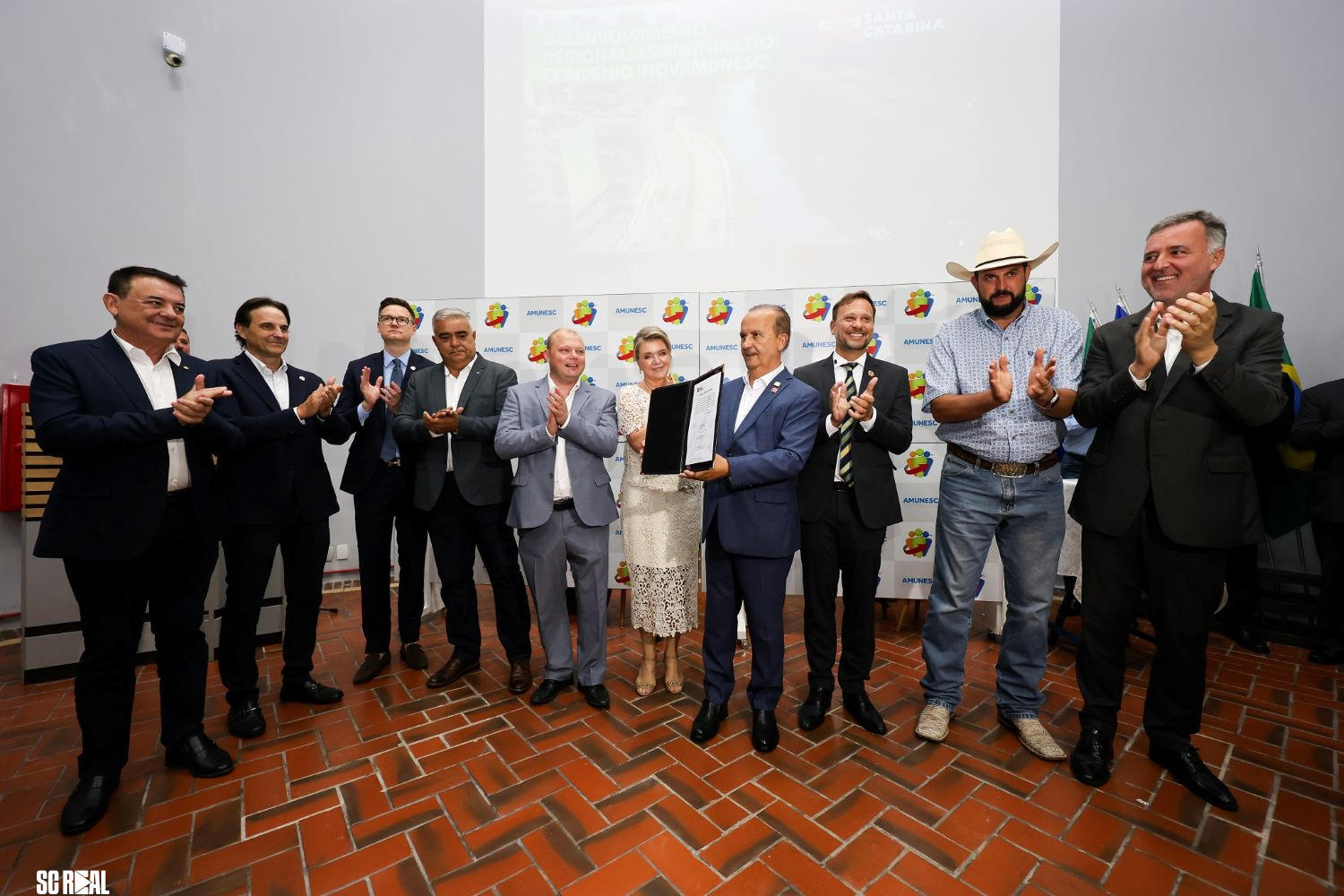 Durante cerimônia de posse da nova diretoria da Amunesc, governador Jorginho Mello anuncia R$ 10 milhões para projeto regional 