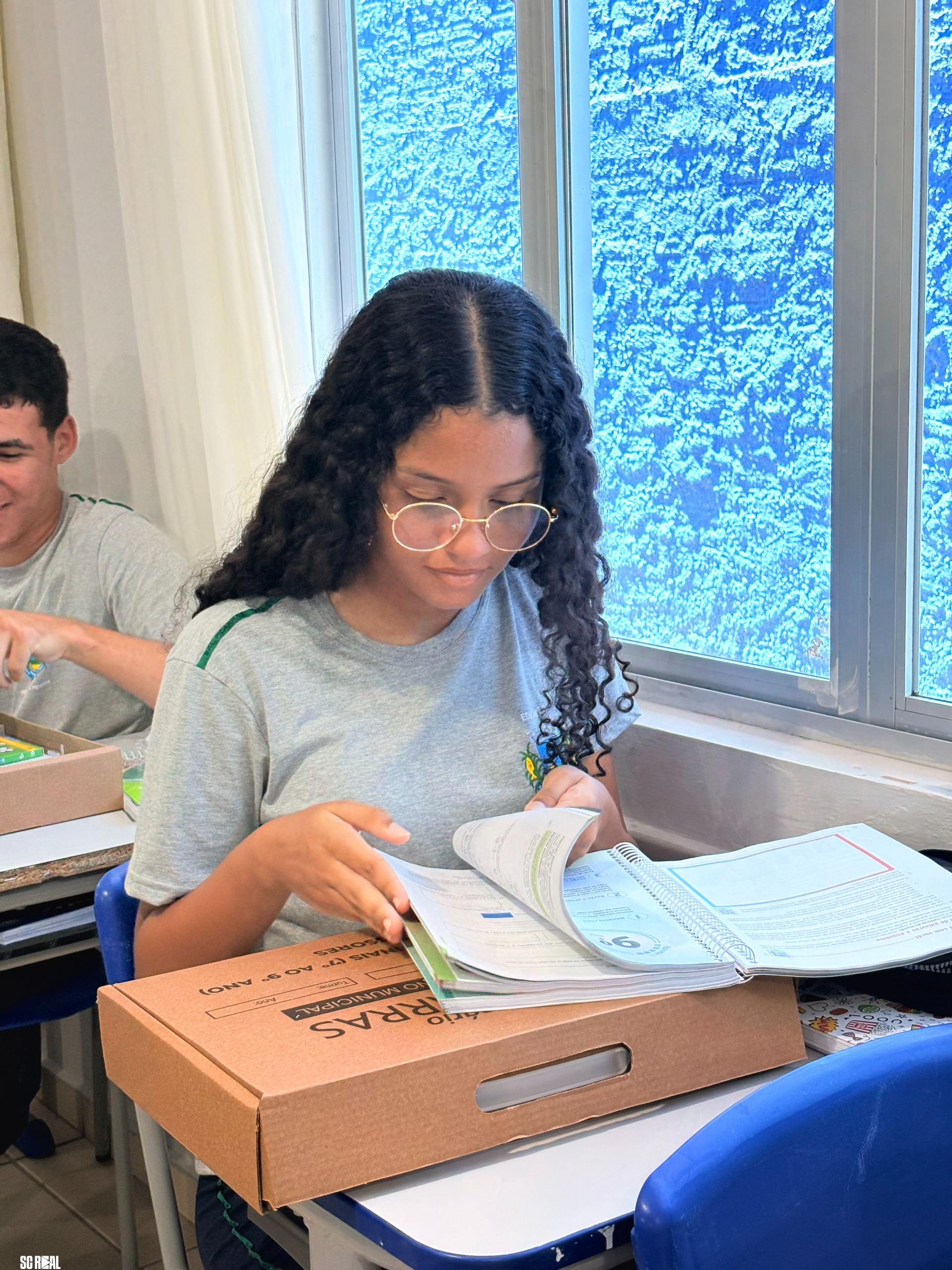 Educação de Balneário Piçarras continua entrega de kits escolares na primeira semana do ano letivo 