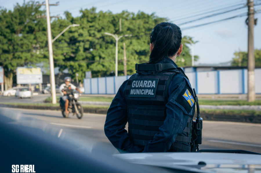 Guarda Municipal de Itajaí orienta estudantes sobre cuidados com a segurança na volta às aulas 