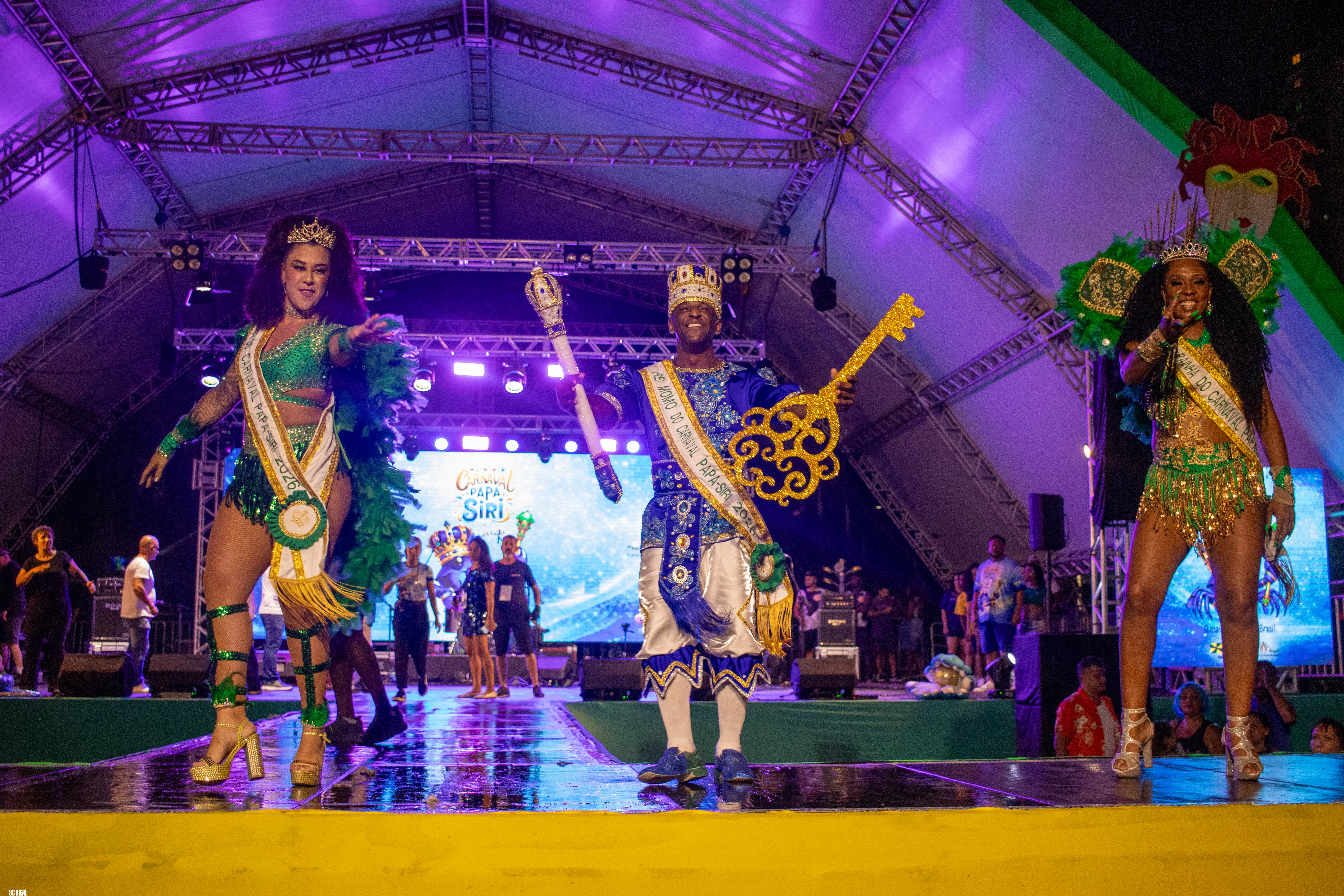 Chave da cidade é entregue ao Rei Momo e Carnaval Papa-Siri, de Itajaí, é aberto oficialmente 