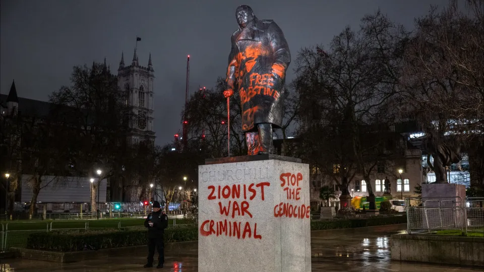 Estátua de Churchill vandalizada em Londres: "Criminoso de guerra"