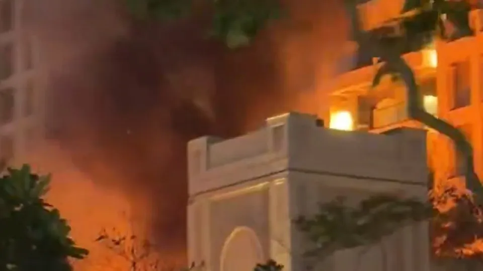 Incêndio deflagra em hotel de luxo em Dubai durante ataque de mísseis