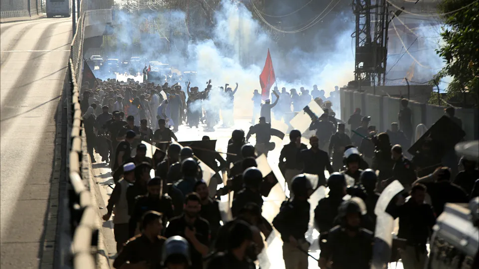 Paquistão decreta recolher obrigatório após protestos por morte de 'ayatollah'