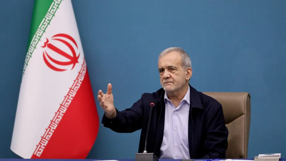 Pezeshkian ordena a manutenção de serviços governamentais no país